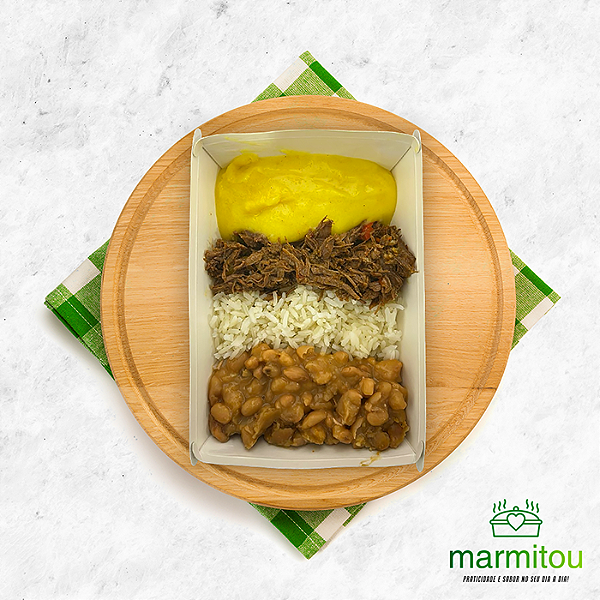 Carne louca com purê de mandioquinha