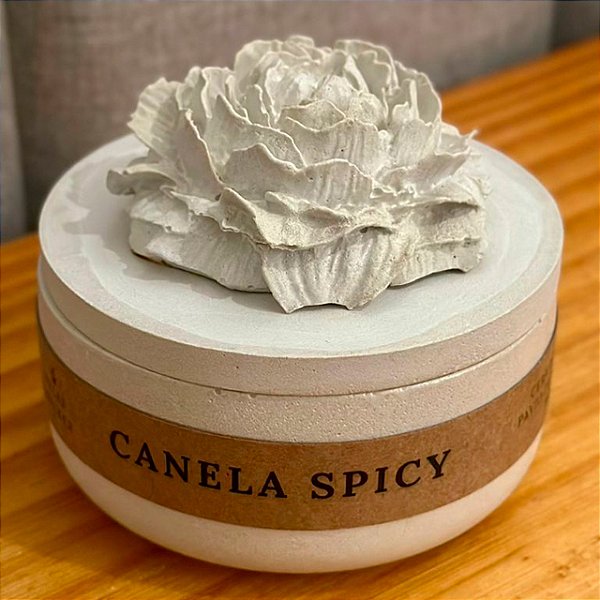 Vela Canela Spicy Vaso Cimento Grande com Tampa Flor