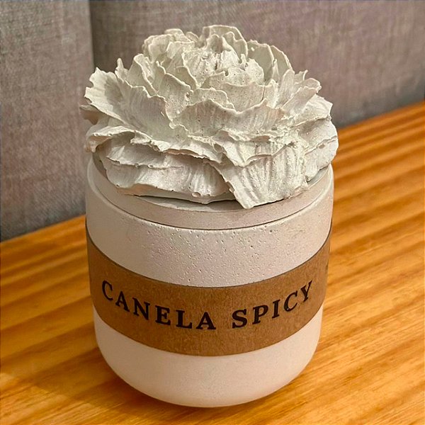 Vela Canela Spicy Cimento Pequeno com Tampa Flor