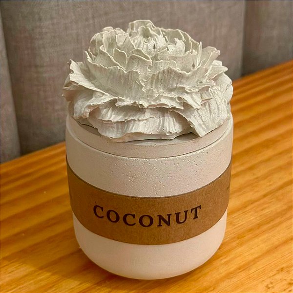 Vela CocoNut Cimento Pequeno com Tampa Flor