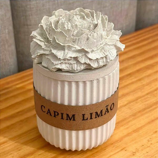 Vela Capim Limão Cimento Pequeno com Tampa Flor