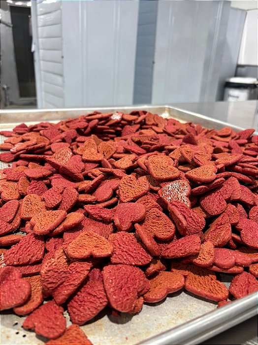 Biscoito Red Velvet (vermelho) em Formato de Coração Especial Delicê a Granel (KG)