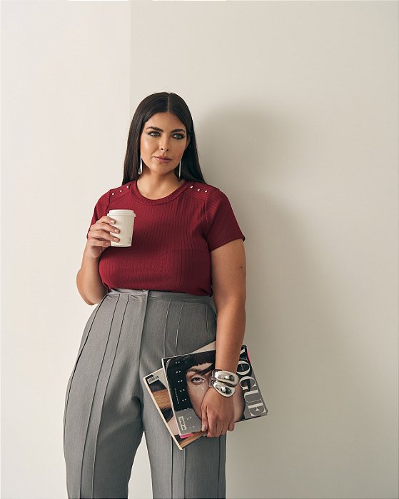 Blusa canelada com appliques vinho 50