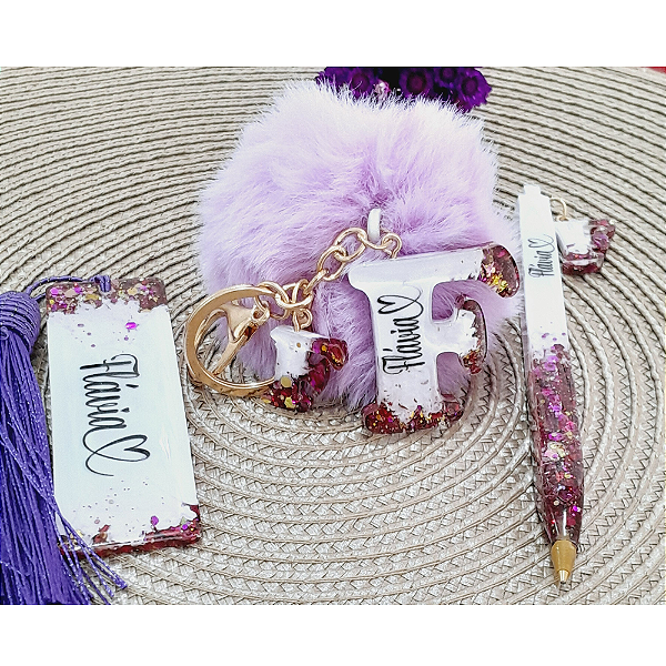 Kit Chaveiro Alfabeto com Caneta e Marcador de Página em Resina – Personalizado e Sob Encomenda