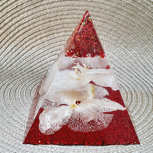 Eternização de Flores em Pirâmide de Resina 10x10cm – Personalizado e Sob Encomenda