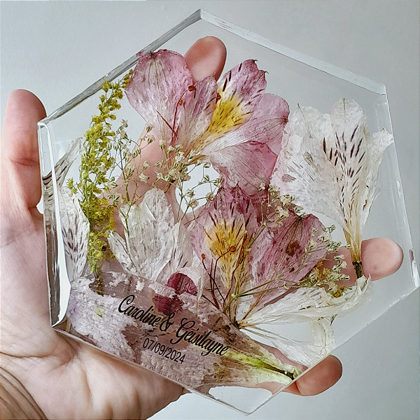 Eternização de Flores em Hexágono de Resina 13x14cm – Personalizado e Sob Encomenda
