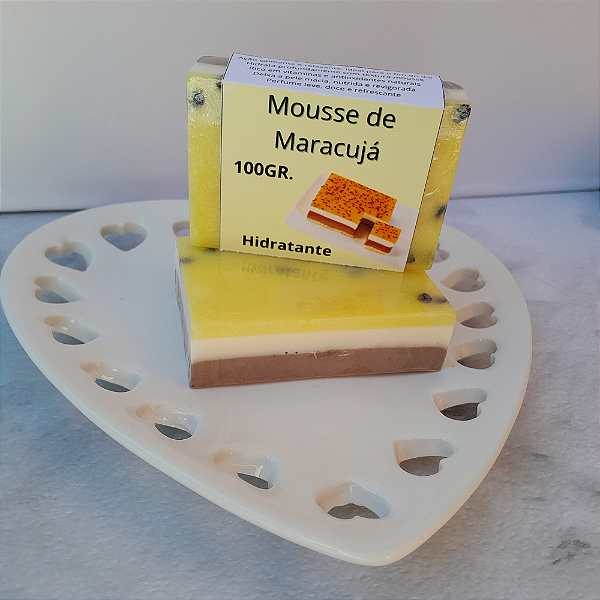 Sabonete artesanal em barra mousse de maracujá 100g – Hidratação intensa e aroma refrescante.