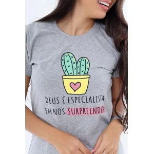 Camiseta Feminina Deus é Especialista - Cinza
