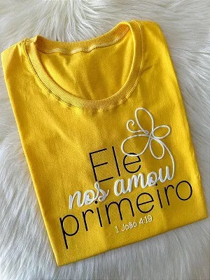 Camiseta Feminina Ele Nos Amou Primeiro - Amarela