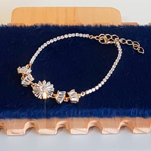 PULSEIRA FLOR COM CRISTAL CRAVEJADO - BANHO OURO 18K