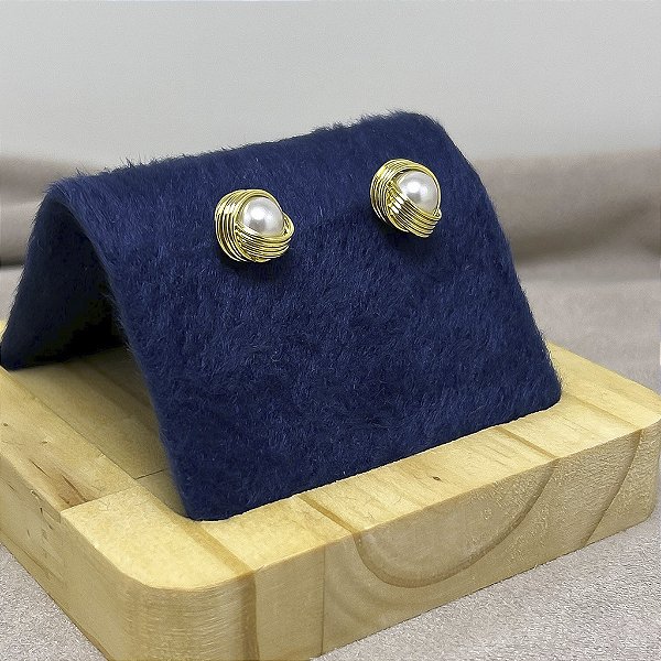 Brinco fixo em formato de ninho com pérola M e quatro volta de fios BANHADO A O