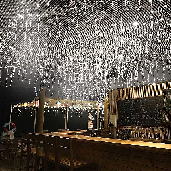 Cascata com 400 LEDs Branco frio 8 funções tomada macho e fêmea 10 metros 127V.