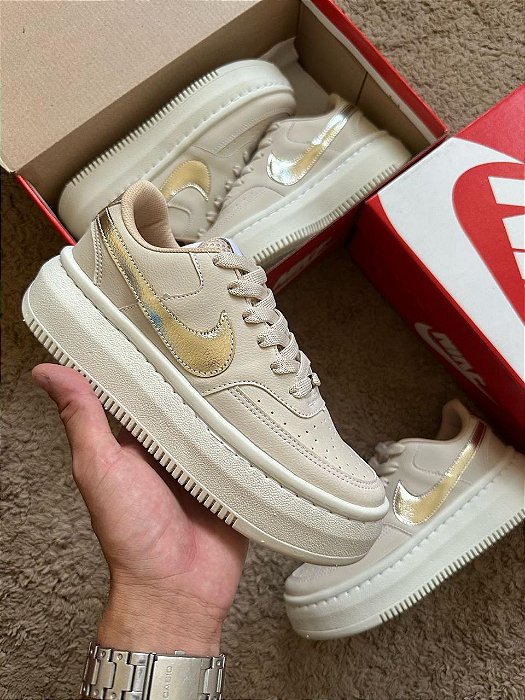 Tênis Nike Vision Bege e Dourado