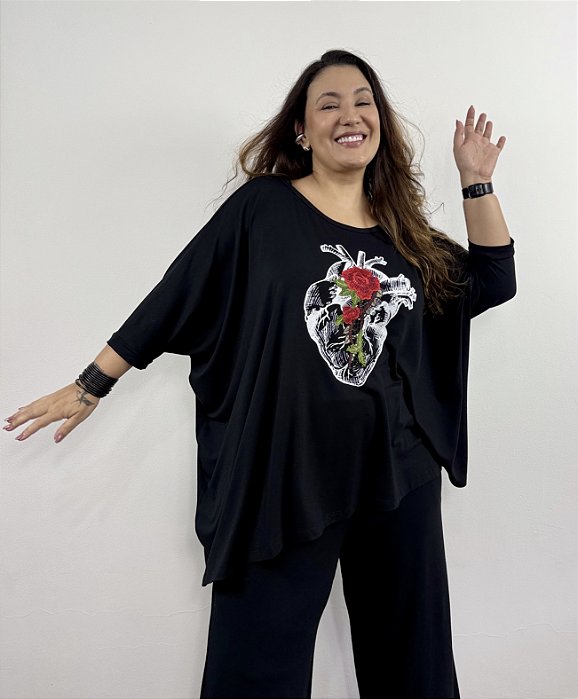 Blusa Assimétrica Coração Bordado - PRETO