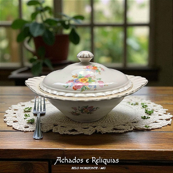 Bela e antiga sopeira em porcelana bege inglesa J & G Meakin