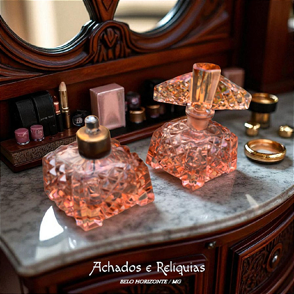 Par de perfumeiros vintage em vidro na elegante tonalidade rosa