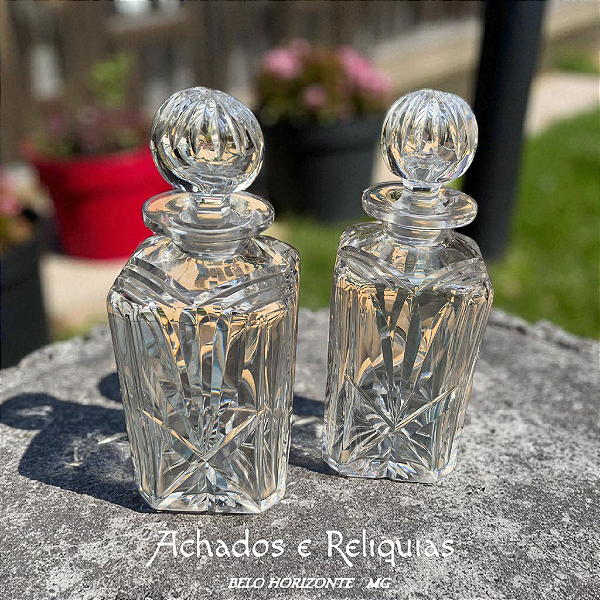 Linda garrafa antiga de cristal europeu, lapidada a mão