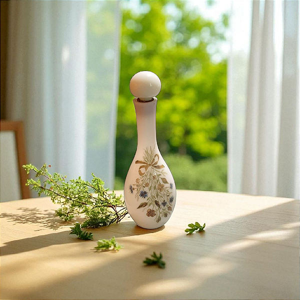 Garrafa Licoreira em opalina leitosa, com decoração floral em policromia