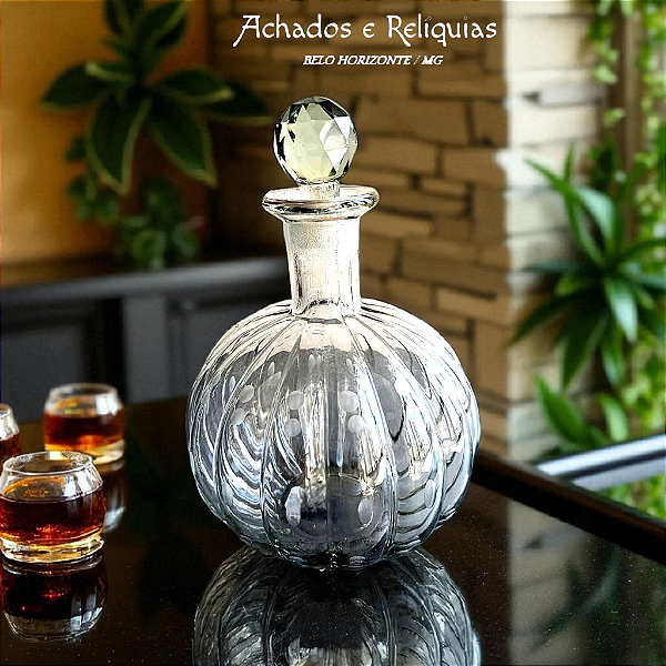 Garrafa de Vidro com Detalhes decorativos e Tampa Lapidada