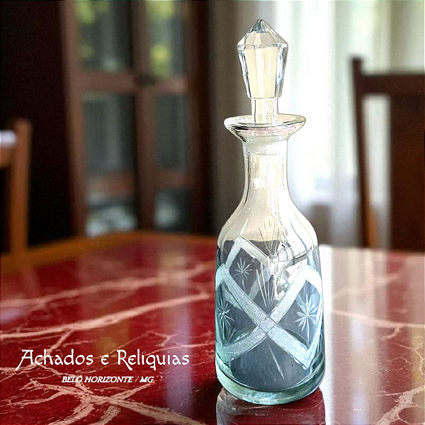 Garrafa Lapidada de Vidro com Tampa Facetada