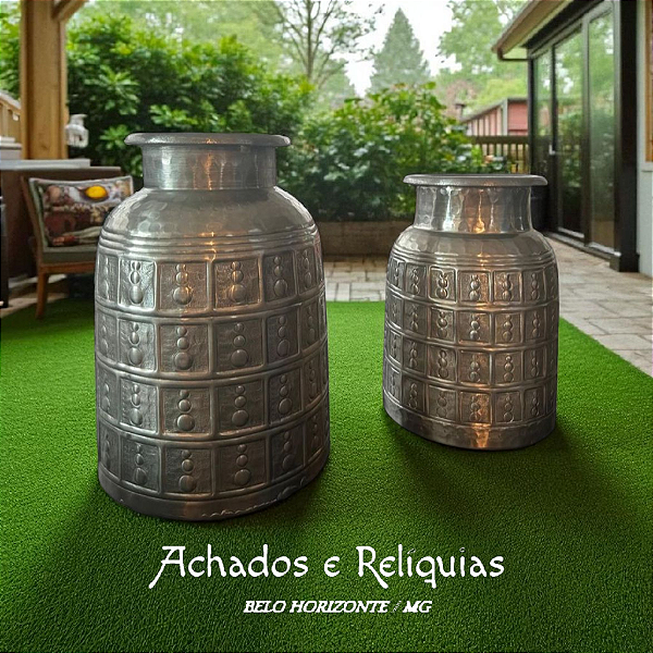 Par de Jarros Decorativos Indianos em Metal Cinzelado – Arte Ancestral em Cada Detalhe Disponível em 2 tamanhos.