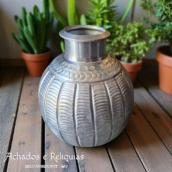 Vaso Indiano em Metal com gomos verticais em relevo