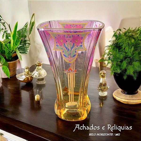 Elegante vaso Art Nouveau em vidro decorado, com detalhes rosas e dourados e pinturas florais em tons vibrantes