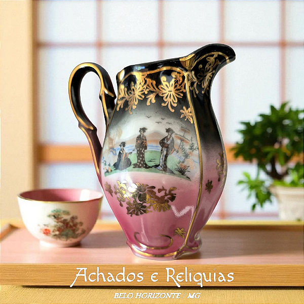 Pequeno jarro em porcelana de rara beleza em porcelana preto e rosa e dourado produzido no Japão