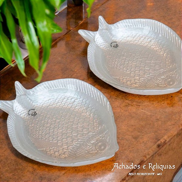 Linda e delicada peça em vidro azul ou branco pérola, em formato peixe para serem usadas como saboneteira, prato, petisqueira ou linda ornamentação para a sua casa