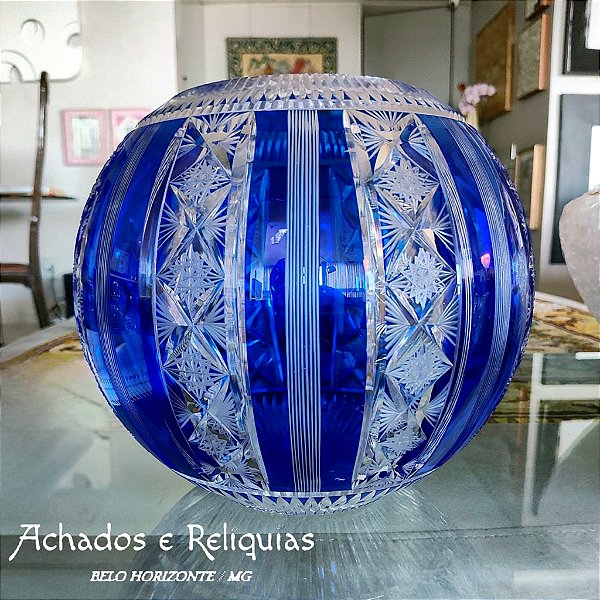 Vaso em cristal lapidado a mão com palmas e motivos geométricos em baixo relevo na cor azul cobalto