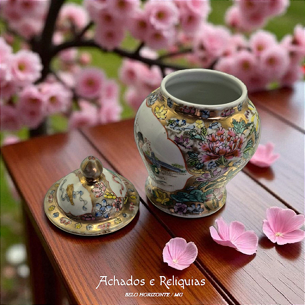 Pote - Potiche em porcelana chinesa decorado com motivos florais e a figura de uma mulher em vestes tradicionais