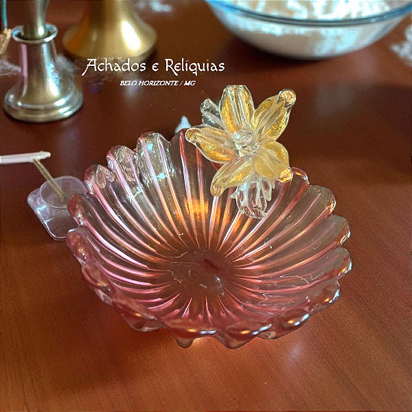 Pequena petisqueira de Murano dos anos 40 - Porta confeitos em vidro moldado de murano na cor rosé, gomado, arrematado por flor salpicada de ouro