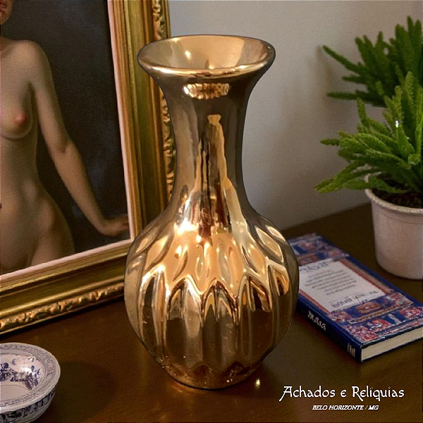 Delicada pequena jarra dourada em cerâmica