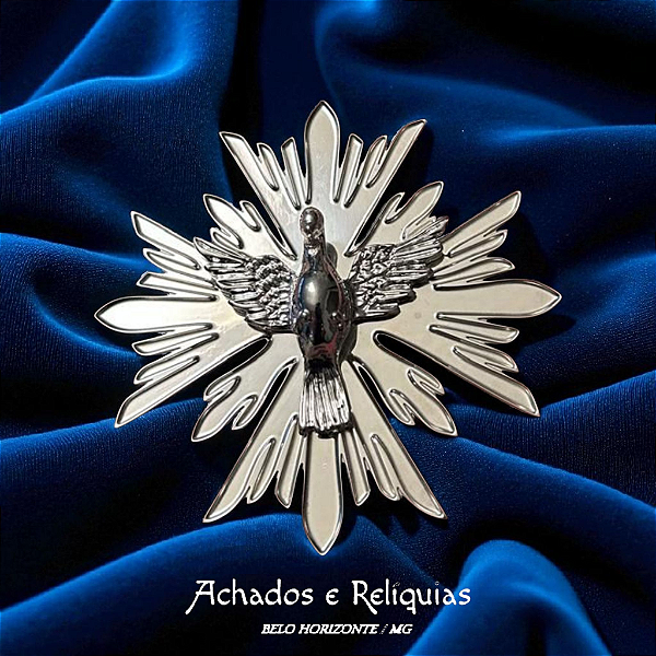 Divino Espírito Santo em Prata com Prendedor – Luz e Proteção para o Lar Pequena obra de arte sacra, delicadamente banhada a prata 90