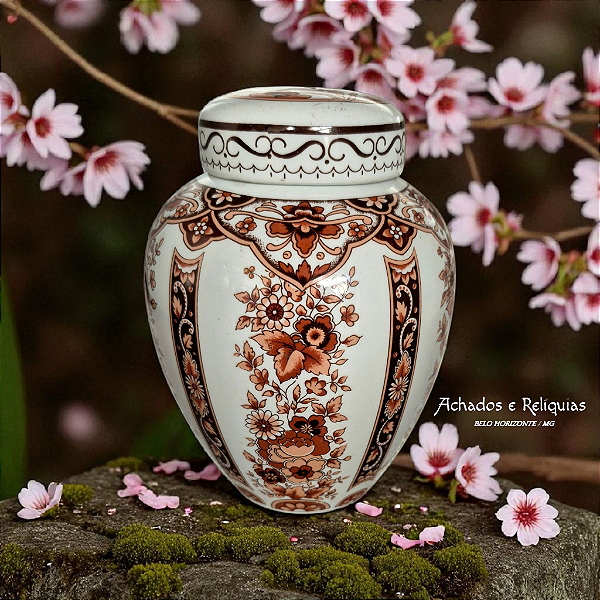 Potiche oriental em porcelana branca com pintura floral em tons de marrom