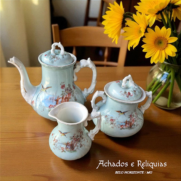 Serviço para chá e café em porcelana francesa B&R Limoges, decoração floral e beija-flor, composto de bule, leiteira e açucareiro