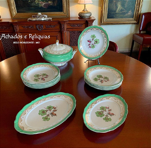 Lindo aparelho de jantar vintage com detalhes florais e acabamento em verde Steatita Paraná