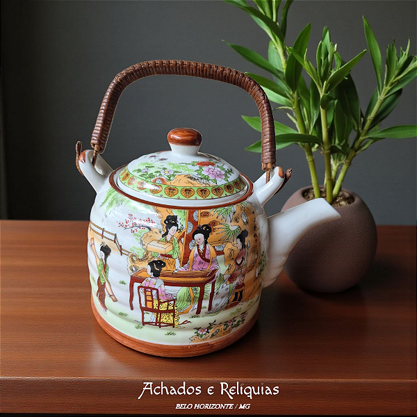 Chaleira Oriental em Porcelana Esmaltada e Policromada – Cenas Campestres