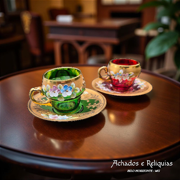 Par de Xicaras em Vidro Veneziano, com decoração floral em policromia, sendo uma rubra e a outra verde