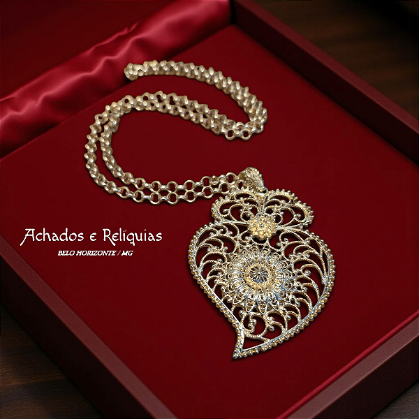 Colar de Corrente Fina com Pingente Coração Dourado em Estilo Filigrana