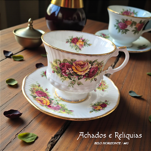 Xícara e Pires Inglesa Elizabethan "English Garden", porcelana fina decorada à mão (Fine Bone China) Staffordshire