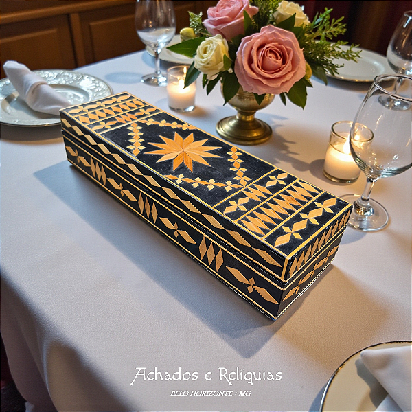 Caixa Artesanal de Marchetaria em Madeira - Elegância Feita à Mão