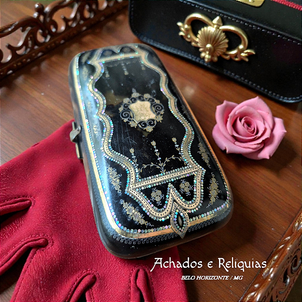 Antiga Caixa de Casco de Tartaruga Francesa com detalhes em Ouro e Perolado em Madre Pérola (Tortoise & Gold Etui French c. 1850)