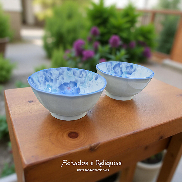 Par de Potes Japoneses em Porcelana com Motivos Florais em tons de Azul