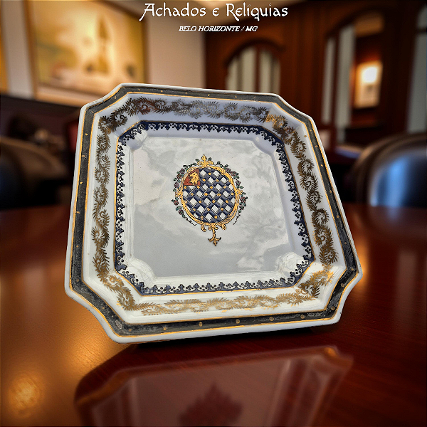 Prato Chinês em Porcelana Decorada com Brasão