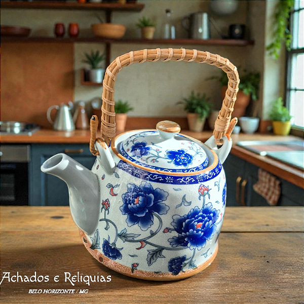 Bule Japonês em Porcelana com Flores Azuis, Policromia e alça em bambu trançado