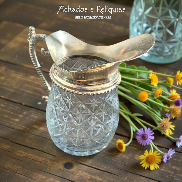 Pequena Jarra em Vidro Lapidado com Gargalo Prateado e Alça Ornamentada