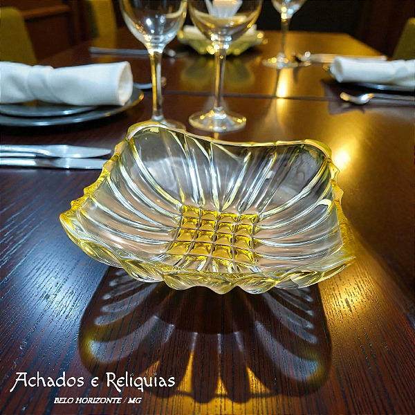 Saladeira em Cristal Translúcido Âmbar - Elegância Esculpida em Luz