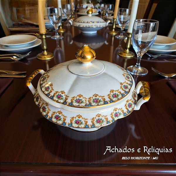 Sopeira Antiga em Porcelana Real com Medalhões de Flores Policromadas com Filetes em Dourado