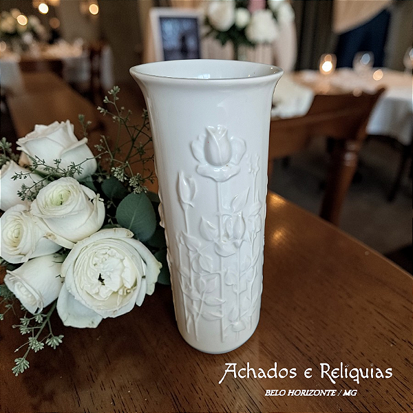 Vaso Vintage em Porcelana Branca com Relevos Florais